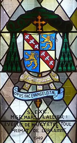 Znak Mons. Lalliera se zobrazeným rationale pod patou znaku.