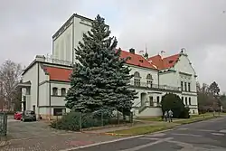 Boční pohled na stavbu z jihovýchodu (ulice Karla Lánského), 2012