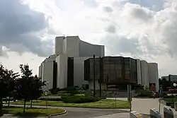 Budova divadla při pohledu od náměstí