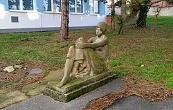 Pískovcová socha Dívka z roku 1984 v Kroměříži