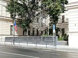 Celkový pohled na Pomník Jindřišky Novákové z ulice Zenklova[13]