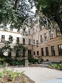 Celkový pohled na Pomník Jindřišky Novákové (herní prvky a symbolický bicykl)[13]