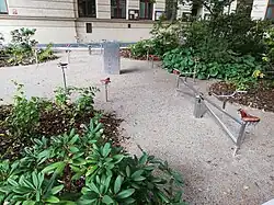 Detail herních prvků vetknutých do země[13]