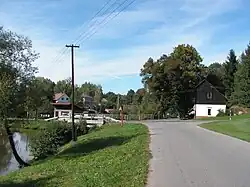 Pohled na křižovatku ve středu obce