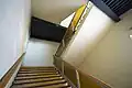 Postranní schodiště uvnitř obchodního domu