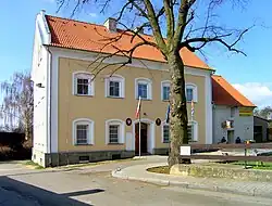 Obecní úřad a hospoda v Dobříči