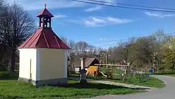 Náves s křížkem a kapličkou