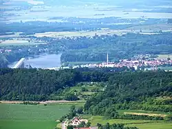 Dobříň a Kyškovice (za řekou) z Roudnické vyhlídky na Řípu