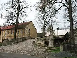 Barokní most se sochami sv. Barbory a sv. Jana Nepomuckého