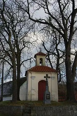 Návesní kaple a kříž