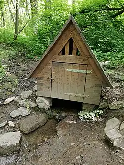 Studánka Dobrá voda u Holyně v pražském Dalejském údolí (rok 2021)