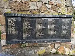 Pohled na desku se jmény na pomníku