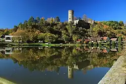 Pohled na zříceninu hradu nad Lužnicí