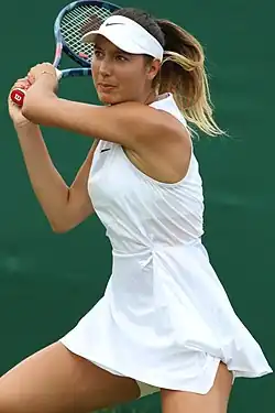 Océane Dodinová v kvalifikaci Wimbledonu 2019