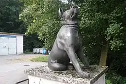 Dogs statue (Blansko)2.JPG