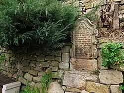 Doksy, náhrobek služky.jpg