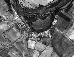 Letecký snímek vesnice z 50. let 20. století