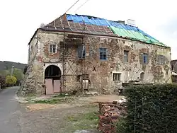 Západní průčelí tvrze