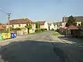 Střed obce s autobusovou zastávkou