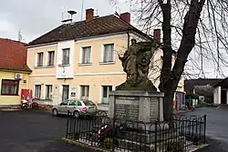 Náves s pomníkem padlým