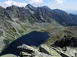 To samé plus Veľké Hincovo pleso a vlevo Rysy.