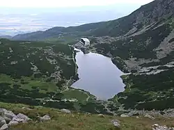 Chata stála na východním břehu plesa