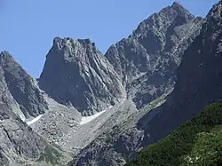 Vpravo Popradský Ľadový štít, uprostřed Východný Železný štít