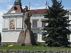 Dolní Újezd (SY), socha sedláka.jpg