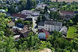 Střed vesnice (pohled z hradu)