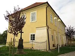 Pohled na městskou knihovnu od náměstí