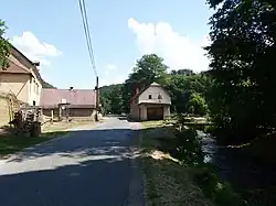 Střed vesnice s říčkou Křetínkou