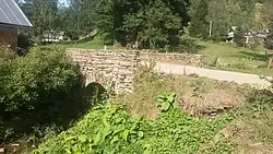 Trasa 1819 přechází přes kamenný Dolní lysečinský most