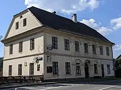 Dolní Olešnice - empírový dům s hostincem čp. 92 v osadě Vestřev (stav září 2024) (3).jpg