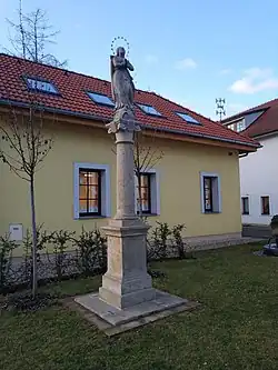 Dolní Počernice, socha světice.jpg