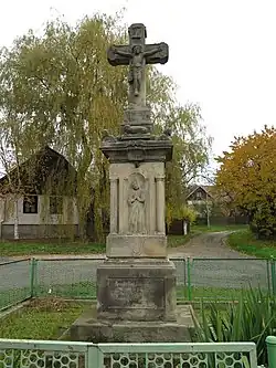 sloup se sochou ukřižovaného Krista