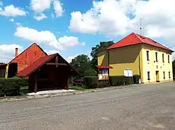 Autobusová zastávka a obecní úřad