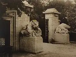 Západní vstupní brána se sochami medvěda a kance