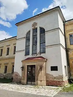 Rizalit západního průčelí s portálem a trojdílným lunetovým oknem osvětlujícím schodiště