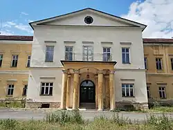 Rizalit východního průčelí se sloupovým portikem a balkonem v piano nobile