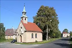 Kaplička a památný strom