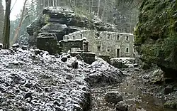 Dolský mlýn na řece Kamenici v zimě