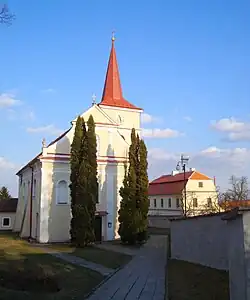 Farní kostel sv. Vavřince s farou