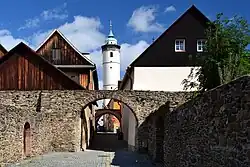 Jižní branka se vstupním koridorem a městskou věží v pozadí