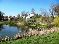 Střed vesnice s rybníčkem a kaplí Panny Marie Růžencové