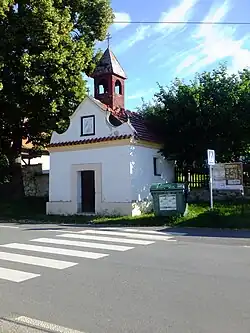 Kaple na hlavní ulici v Domanicích