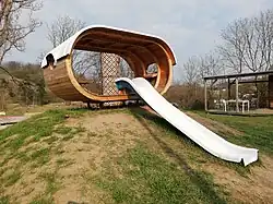 Pohled na stranu s dětskou skluzavkou obrácenou ke vchodu do Zahrady Bubec