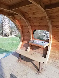 Detail jednoho ze dvou vnitřních „pracovišť Domečku“