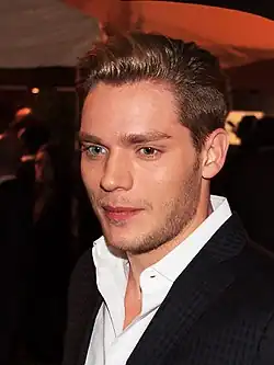 Dominic Sherwood v roce 2015