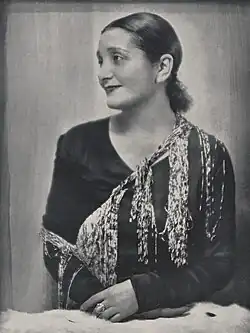 Dora Gabe na titulní straně časopisu Salon v době své návštěvy Prahy v roce 1931