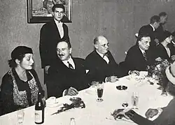 Předsedkyně bulharského PEN klubu Dora Gabe v Praze na slavnostní večeři na počest francouzského spisovatele Georgese Duhamela v říjnu 1931